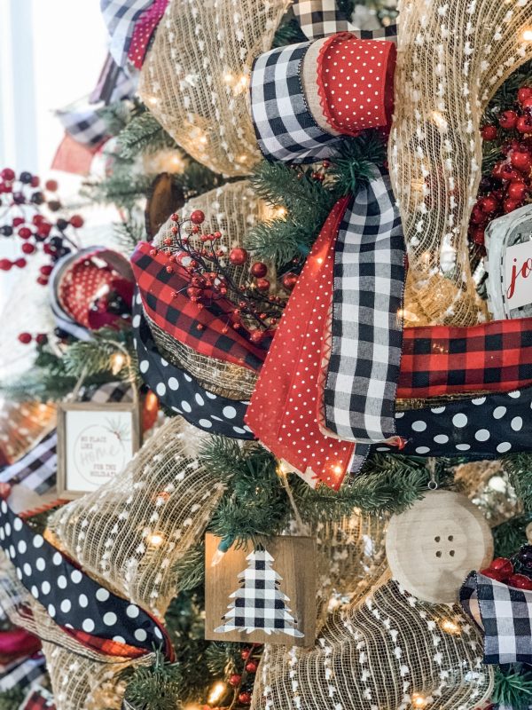 Christmas tree ideas using ribbon! Buffalo check, polka dots and more ...