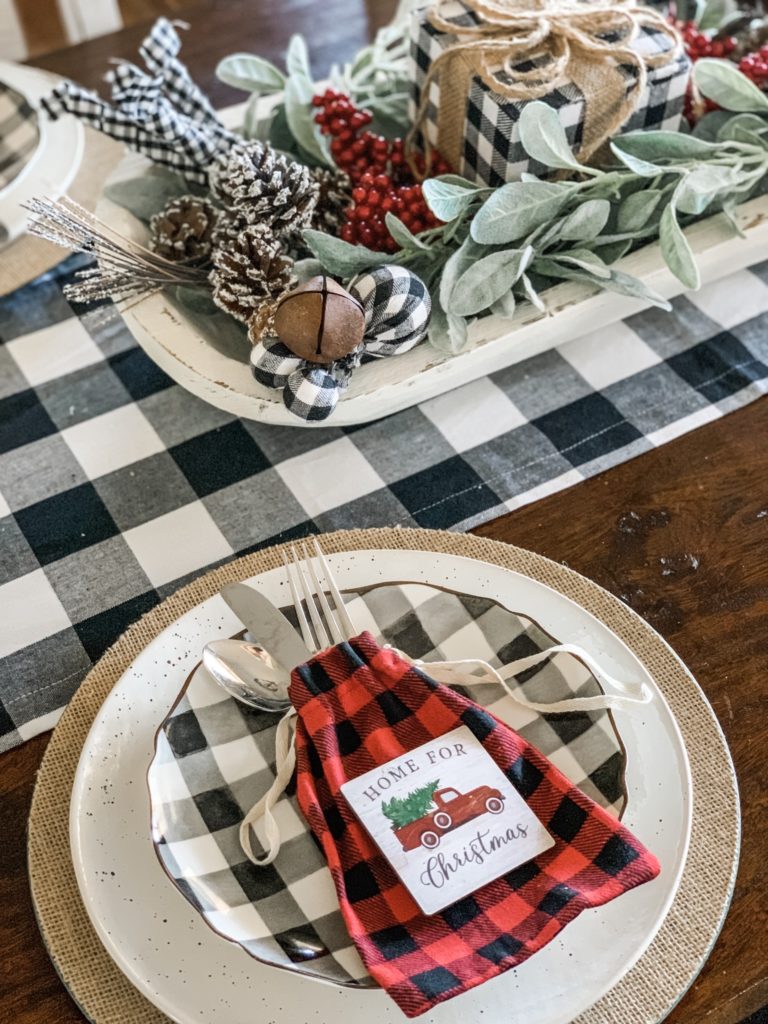 Casual Christmas table setting idea for a cute and simple look ...