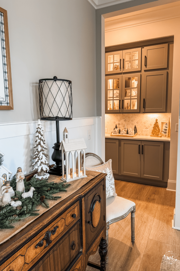 Christmas Dining Room Decor in Silver and Gold 