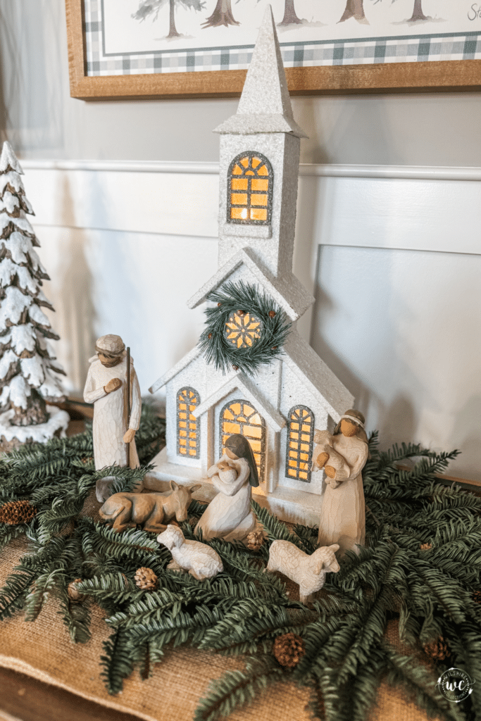 Christmas Dining Room Decor in Silver and Gold 