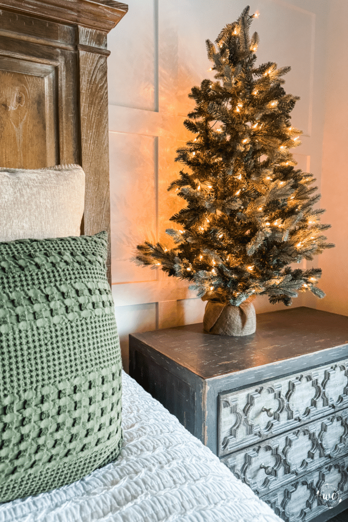 How to add Bedroom Christmas decor to your room