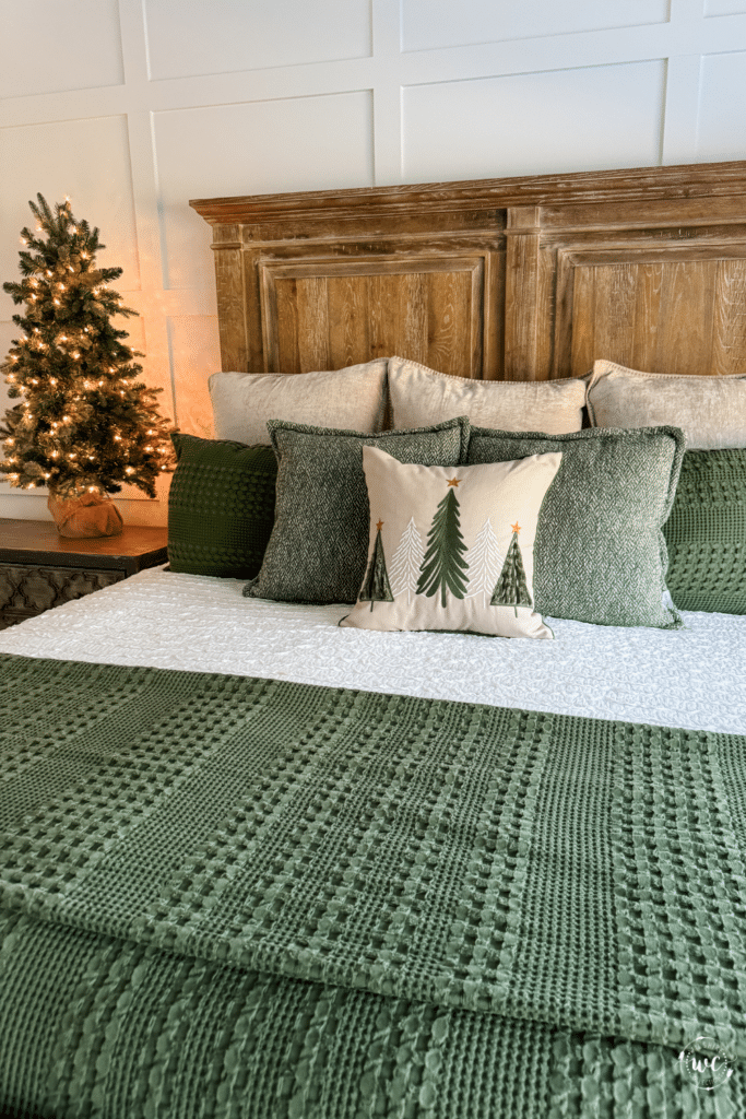 How to add Bedroom Christmas decor to your room